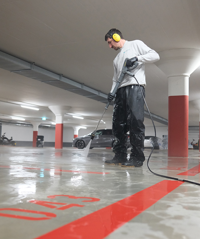 Tiefgaragenreinigung Zürich mit Hochdruckreiniger